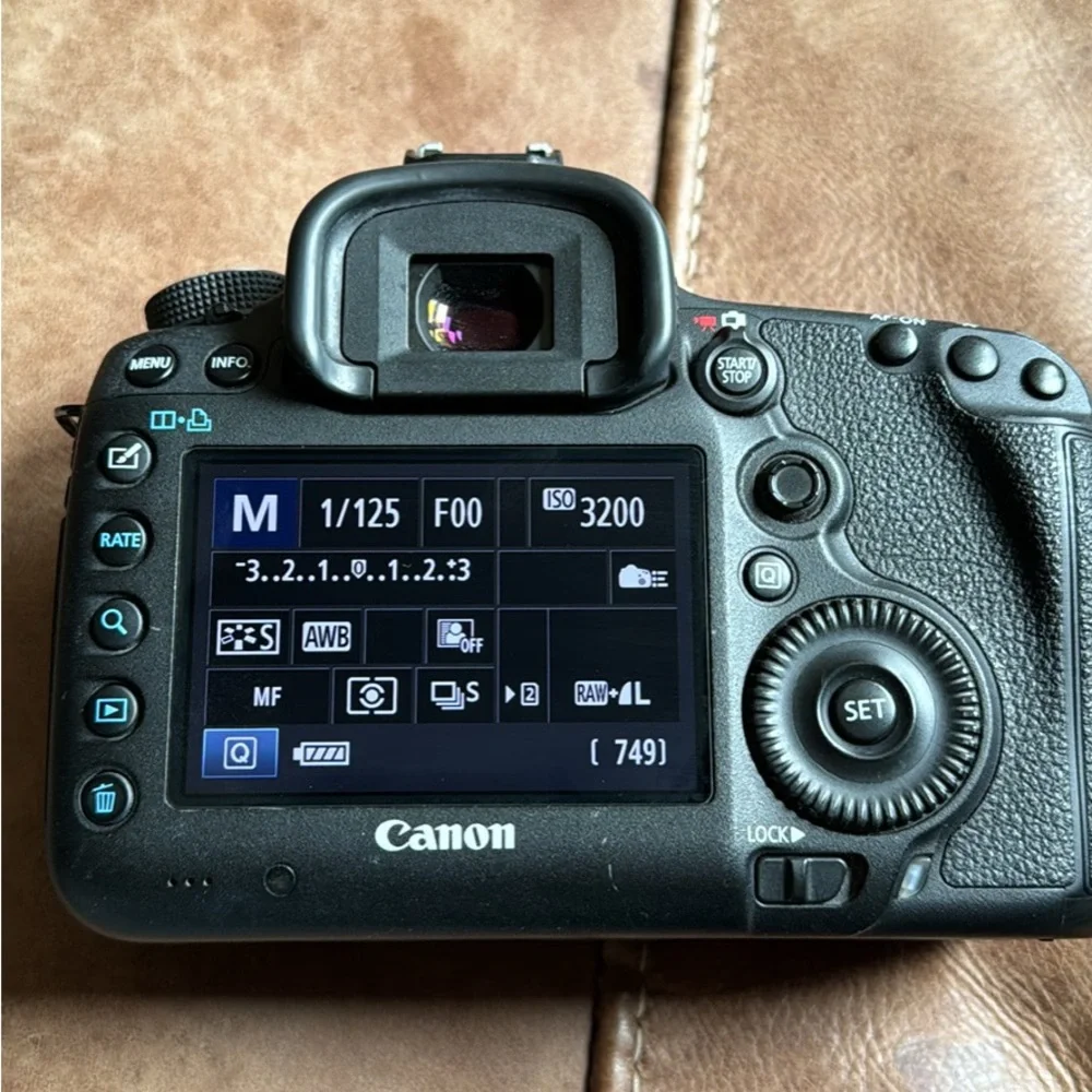 Canon 5D Mark III (Body only)